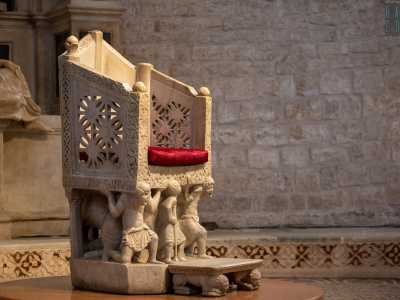 Il baldacchino nasconde dietro di s�, nell�abside centrale, una delle punte di diamante della scultura romanico-pugliese, realizzata nella prima met� del 1100: la �Cattedra di Elia�